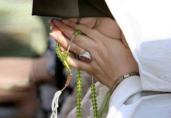 Әйел кісі намазын жалаң аяқ оқыса бола ма?