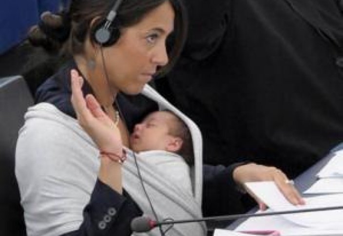 В австралийском парламенте разрешили присутствие детей