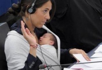 В австралийском парламенте разрешили присутствие детей