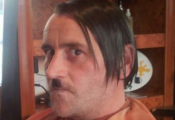 Фюрер отставкіге кетті