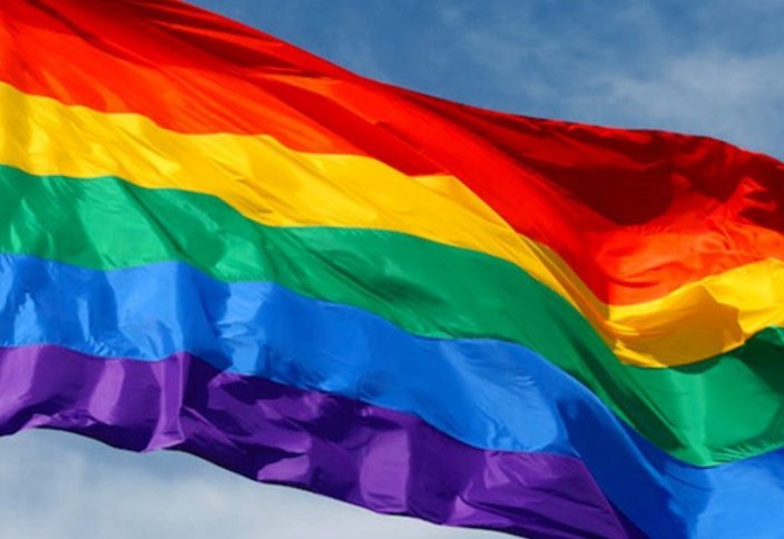 На «мечети фитны» вывесили флаг ЛГБТ (видео)