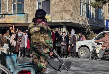 Тәліптер әйелдерге үкіметтік емес ұйымдарда жұмыс істеуге тыйым салды