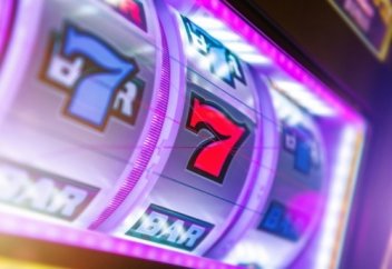 За одну ночь могут лишиться дома, земли и бизнеса. Как спасти игромана