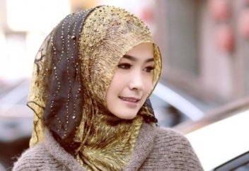 Қыздарға намазды шалбар киіп оқуларына бола ма?