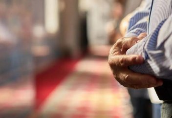 Намазда рүкуғ пен сәждеден көтерілген сайын қолдарын көтеретін мұсылманға ұюға бола ма?