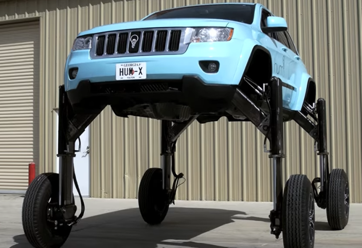 Алдындағы автокөліктерді «аттап» өте алатын Jeep жұртшылық назарына ұсынылды (видео)
