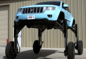 Алдындағы автокөліктерді «аттап» өте алатын Jeep жұртшылық назарына ұсынылды (видео)