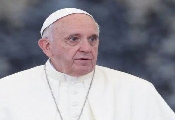 Католик көшбасшысы да қызық әрекеттер жасай бастады, бір жынысты некені халал еткізбесе болды..