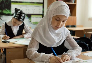 Атырауда мектеп оқушысы басындағы орамалына байланысты сабаққа бара алмай жүр