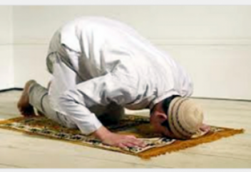 Нарушается ли намаз если совершающий его сглотнет слюну после употребления сладкого? (видео)