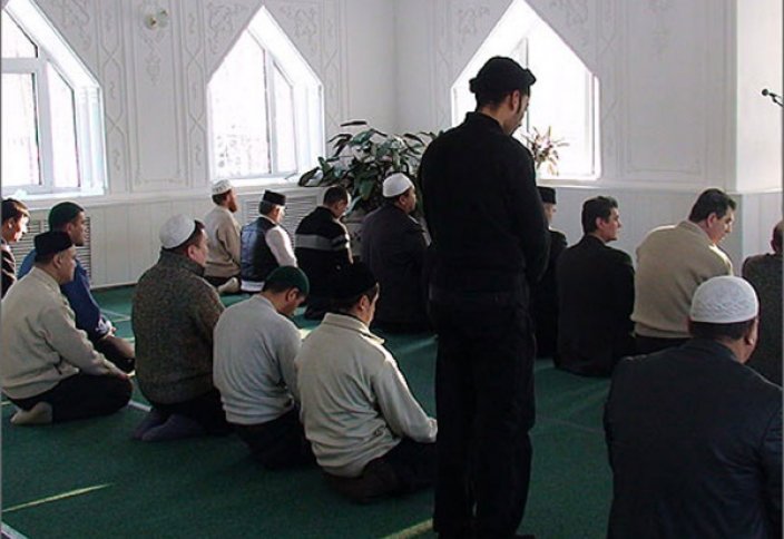 Дополнительный перерыв на пятничный намаз рассматривает правительство Кыргызстана