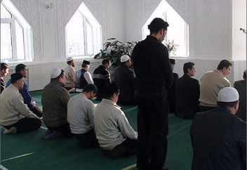 Дополнительный перерыв на пятничный намаз рассматривает правительство Кыргызстана