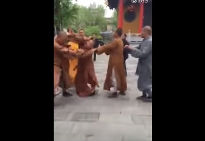 Будда монахтары төбелесіп қалды (ВИДЕО)