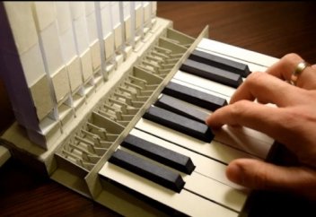 Өнертапқыш қағаздан музыкалық аспап жасап шығарды (видео)