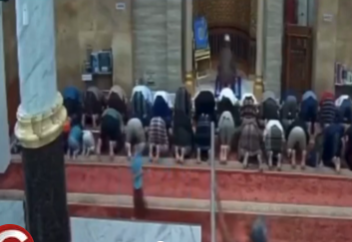 Две молодые девушки, идущие в мечеть в Индонезии, уронили панель на маленького мальчика...