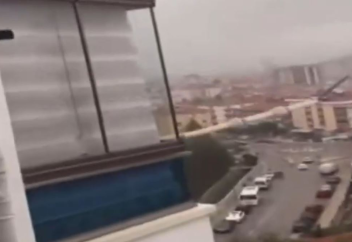 В Турции ураган снес минарет мечети  (видео)