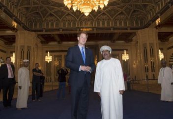 Ханзада Гарри ойламаған жерден мешітке бас сұқты