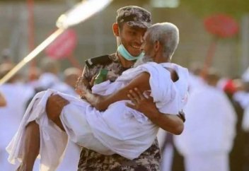 История этого фото потрясла соцсети по всему миру. Паломница из Индонезии копила на хадж 26 лет, продавая... мусор