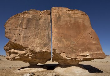 Арабия шөліндегі мына тастың құпиясы... (фото+видео)