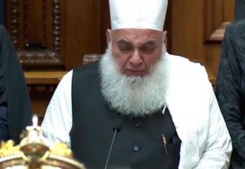 Христиан елінің парламентінде Құран оқылды (фото+видео)