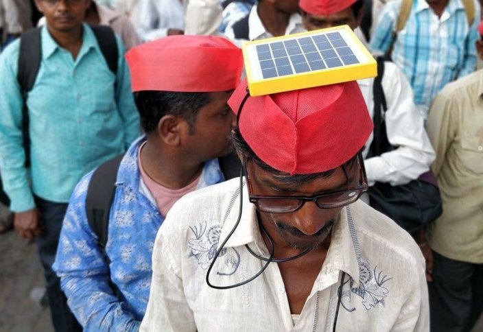 Фермеры из Индии неделю протестовали с солнечными батареями на голове