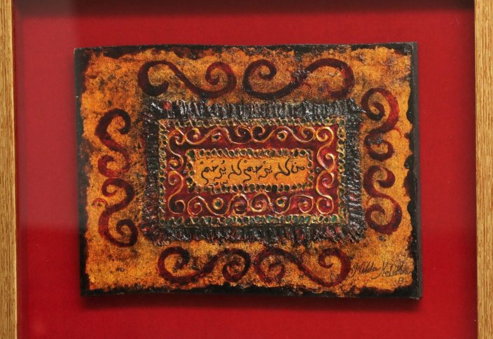 Ливанская православная художница создает панно с аятами Корана (фото)