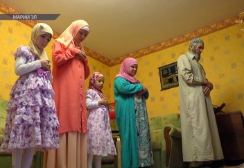 Что же вдохновило всю семью встать на намаз?