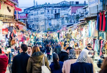 Ер адам әйел адамның киімдерін сатумен айналыса ала ма?