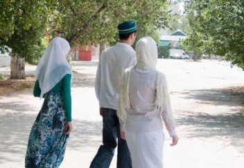 Вместо 40 любовниц — легализация многожёнства: муфтии — за, а остальные?