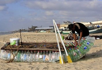 Бутылочная лодка как средство против бедности (ФОТО+ВИДЕО)