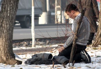 Намазда отырғанда сұқ саусақты бір рет көтеру жеткілікті ме?