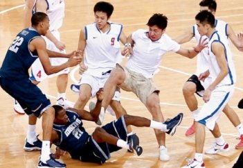 В китае если ты задавил человека... (видео)