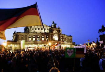 Антиисламский митинг в Дрездене собирает тысячи человек неоднократно