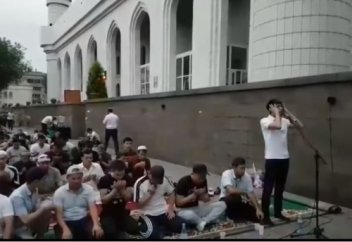 Жігіттер квартеттіндегі Ердос Қанаевтың азан айту сәтінен көрініс