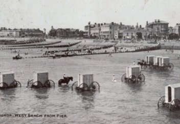 До начала XIX века даже в самую жару мужчины на пляже носили длинные кальсоны и фуфайки