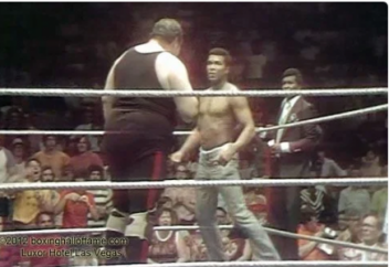 Бой Мухаммеда Али с огромным борцом вышел из-под контроля: как это было (Видео)