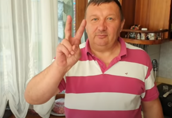 "Я почти казах". Дед из Фабричного восхищает пользователей Сети кулинарными талантами (видео)