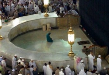 Кто похоронен перед Каабой в месте под названием "Хатим"?