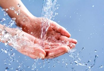 Шашы ұзын әйел ғұсылда не істейді?