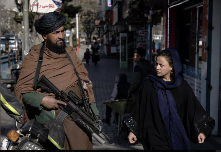 В Кабуле талибы массово закрывают женские салоны красоты, пишут СМИ