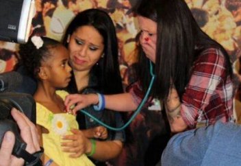 Сәбиінің жүрегін донорлыққа берген әйел оның дүрсілін естіді (фото+видео)