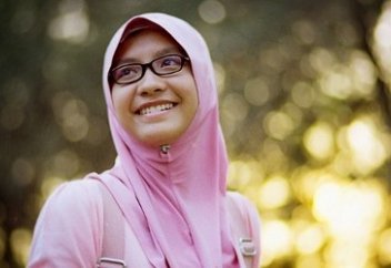 Поддержка от Министерства образования… школьница в хиджабе под защитой