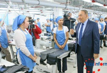 Елбасы қазақстандықтарды отандық тауарды сатып алуға шақырды (ФОТО)