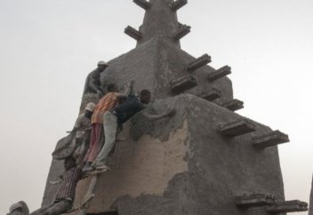 Көне мешіт бастан-аяқ лаймен сыланды (фото)