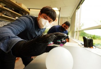 Электронды қолғап су астынан затты сезіп, сегізаяқ сeкілді жабыса алады (видео)