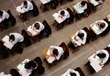 Оңтүстік Кореяда ҰБТ қалай өтеді немесе қоғам тест тапсырушыларға қалай көмектеседі?