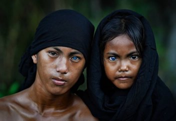 Көзі көк теңізді көз алдыңа әкелетін азиялық тайпа өкілдері. Генетикалық ауытқу (фото)