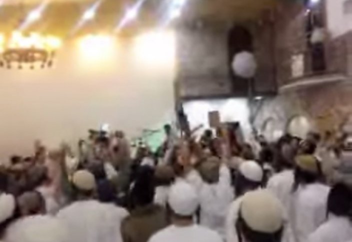 Израил келімсектері тірідей өртелген бала суретінің алдында би биледі (ВИДЕО)