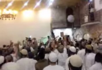 Израил келімсектері тірідей өртелген бала суретінің алдында би биледі (ВИДЕО)