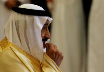 Асыра мақтаймын деп, Аллаға тән мадақты королге айтып жіберді